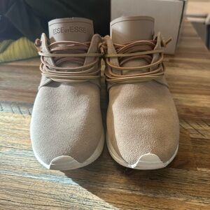 Esseutesse Suede Fringe Sneaker